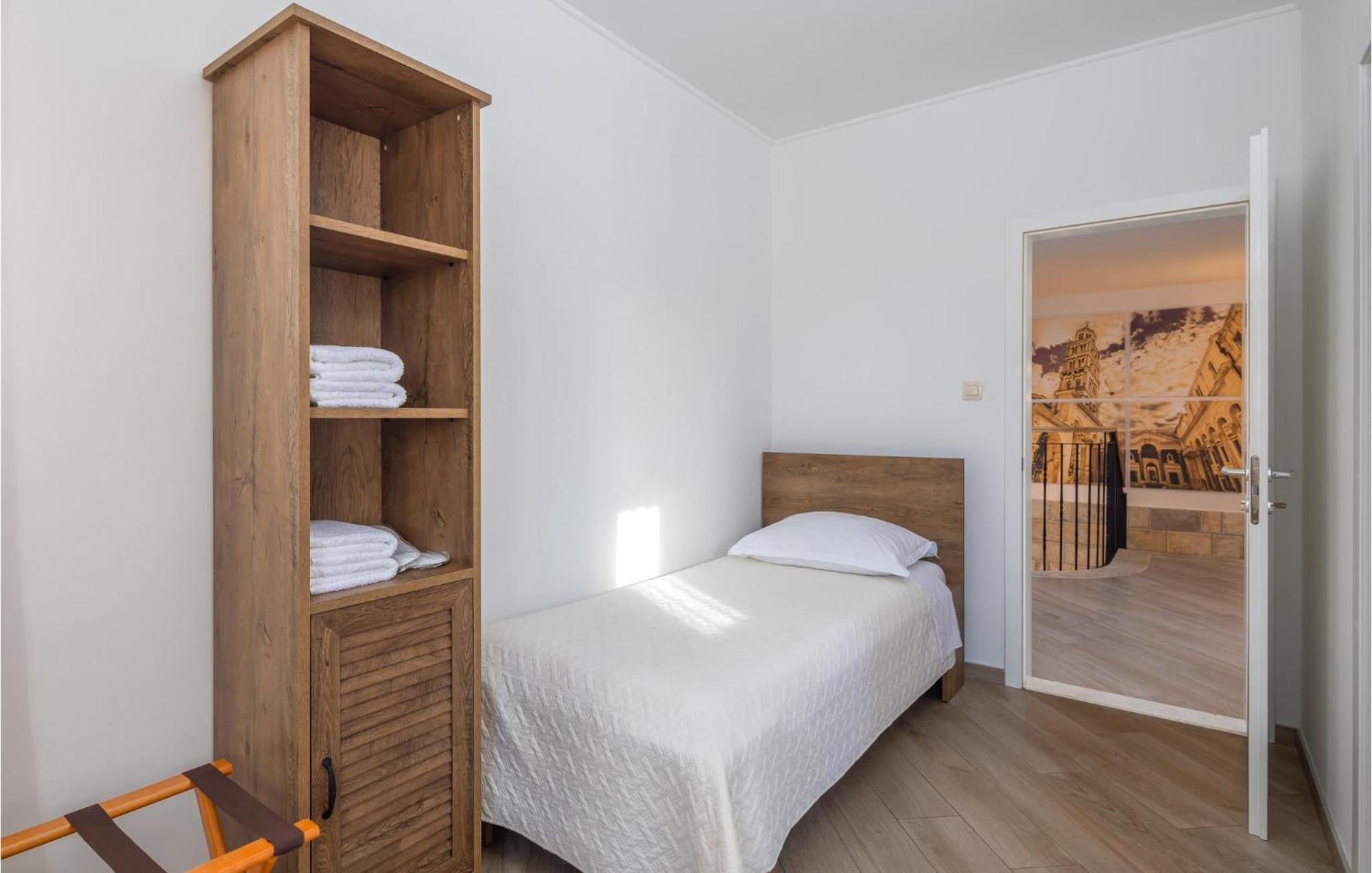 Cozy Home In Zrnovnica With Wifi Zewnętrze zdjęcie