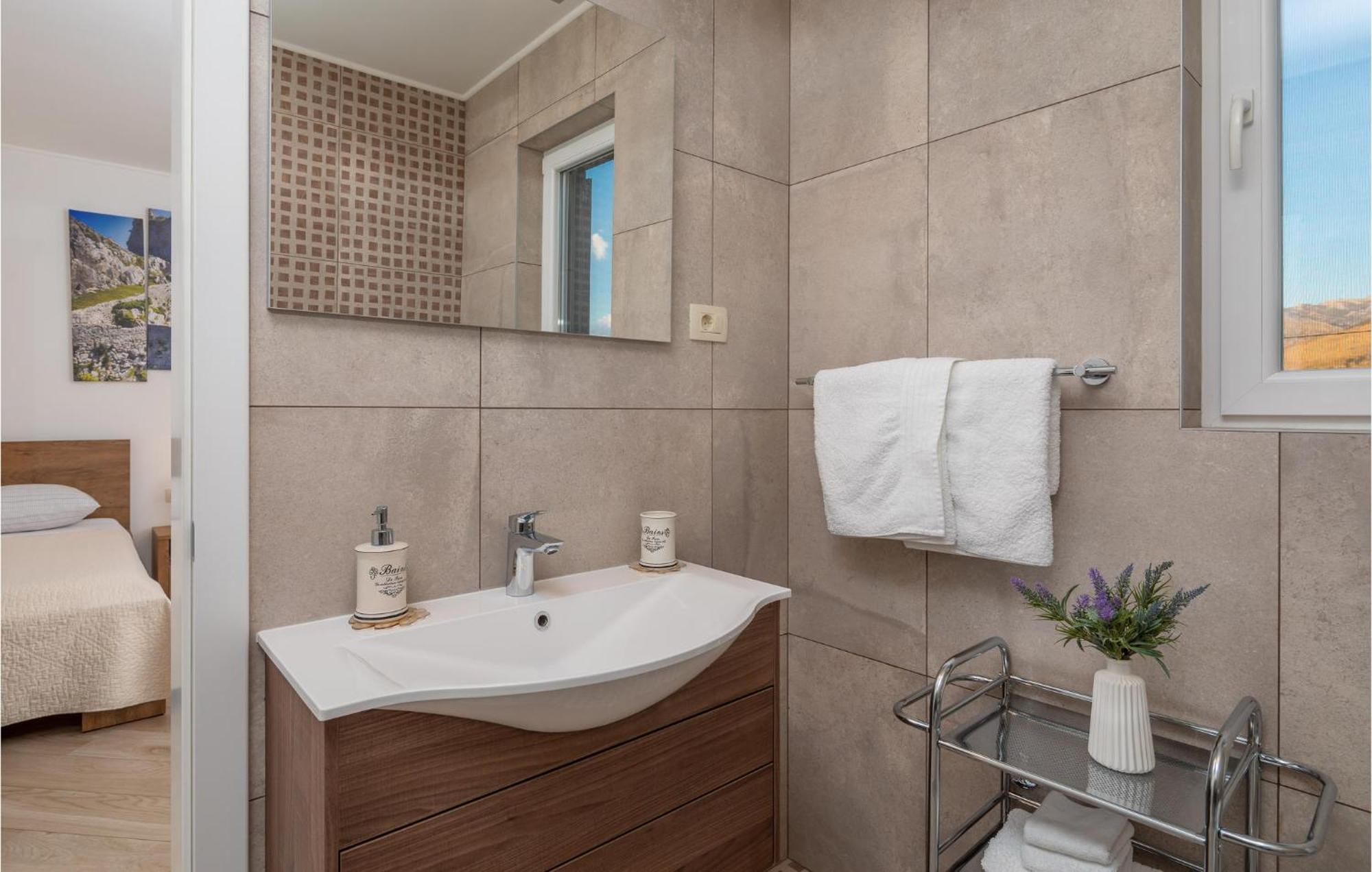 Cozy Home In Zrnovnica With Wifi Zewnętrze zdjęcie