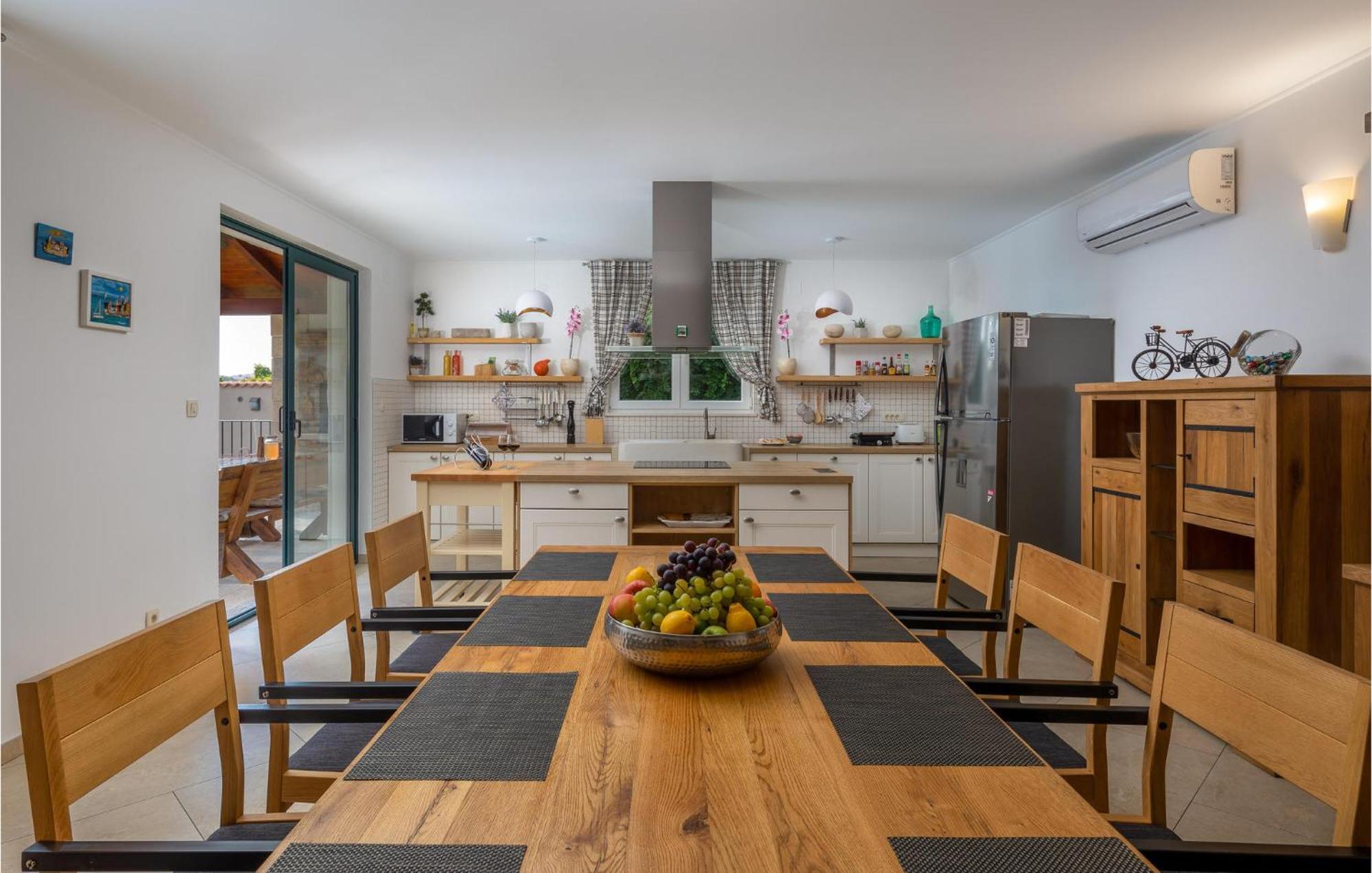 Cozy Home In Zrnovnica With Wifi Zewnętrze zdjęcie