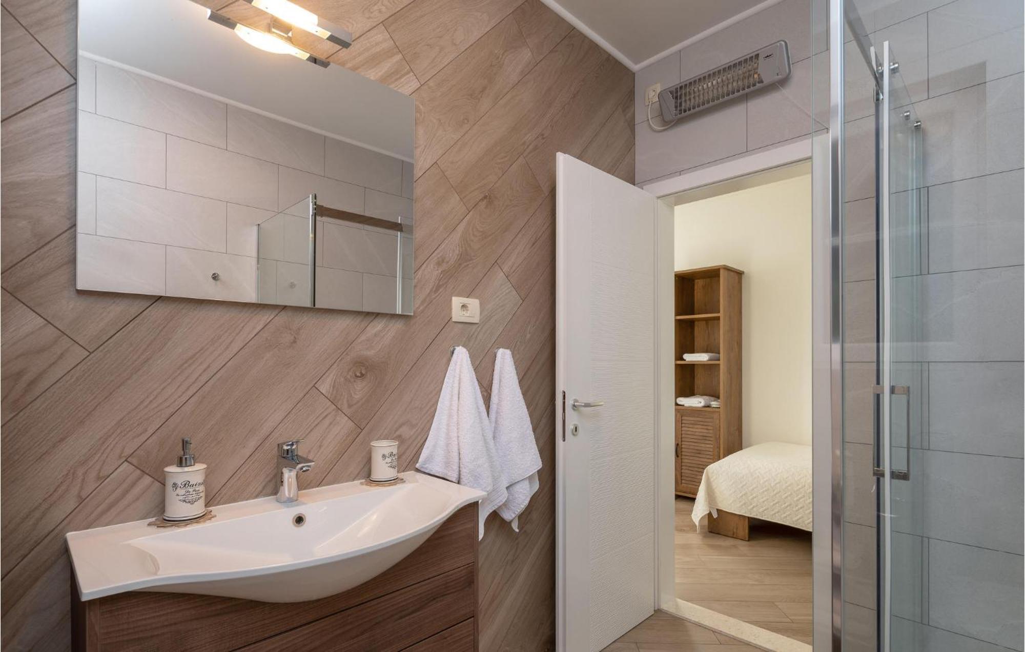 Cozy Home In Zrnovnica With Wifi Zewnętrze zdjęcie