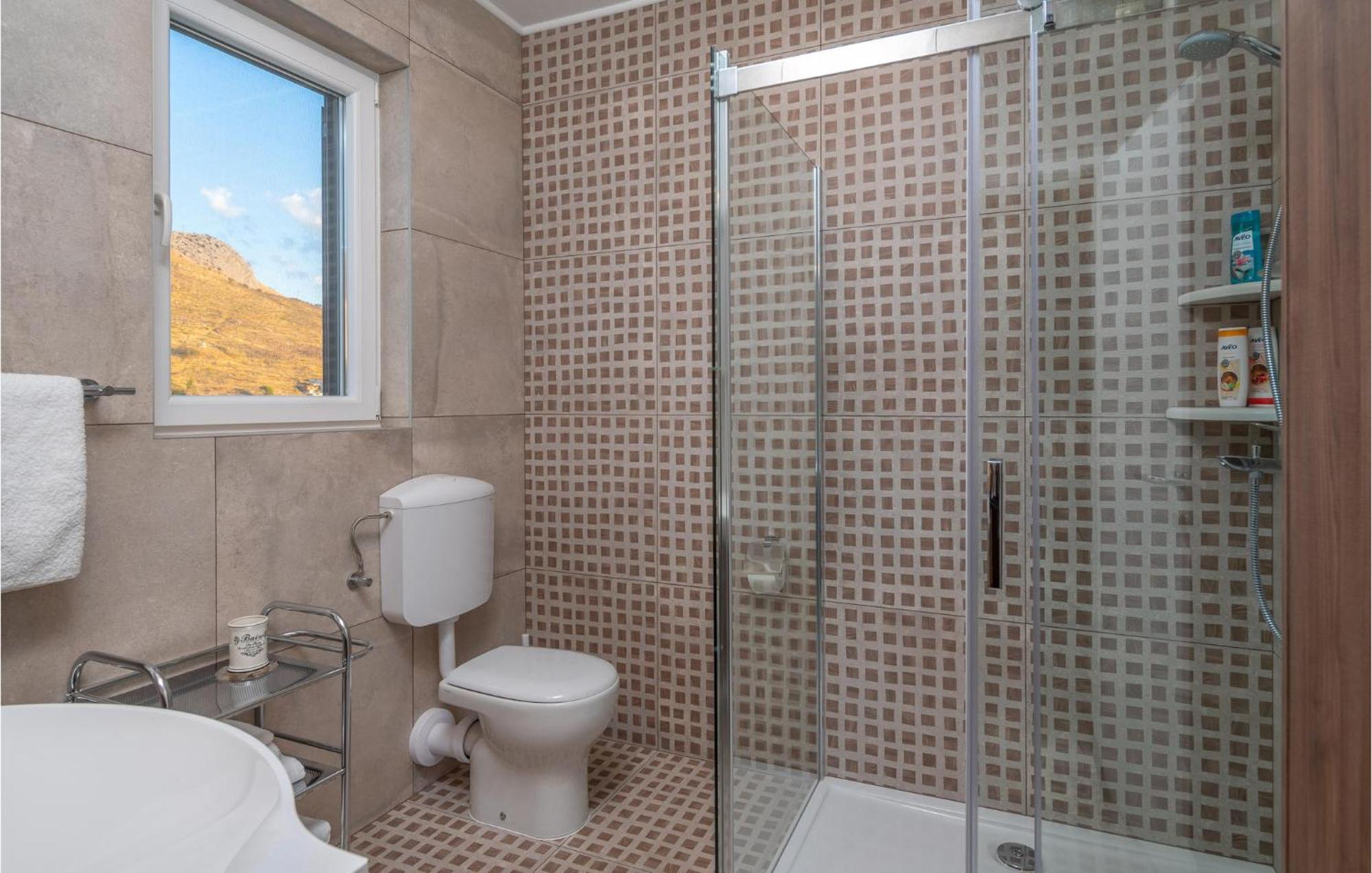 Cozy Home In Zrnovnica With Wifi Zewnętrze zdjęcie