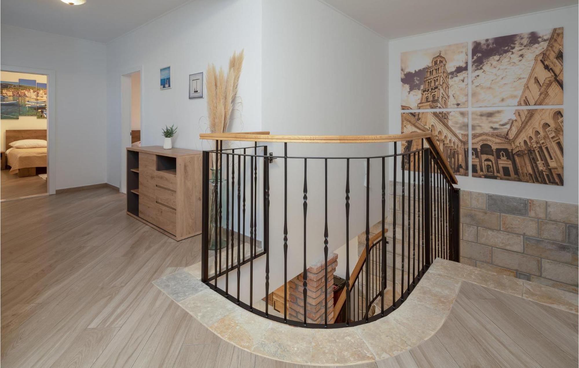 Cozy Home In Zrnovnica With Wifi Zewnętrze zdjęcie
