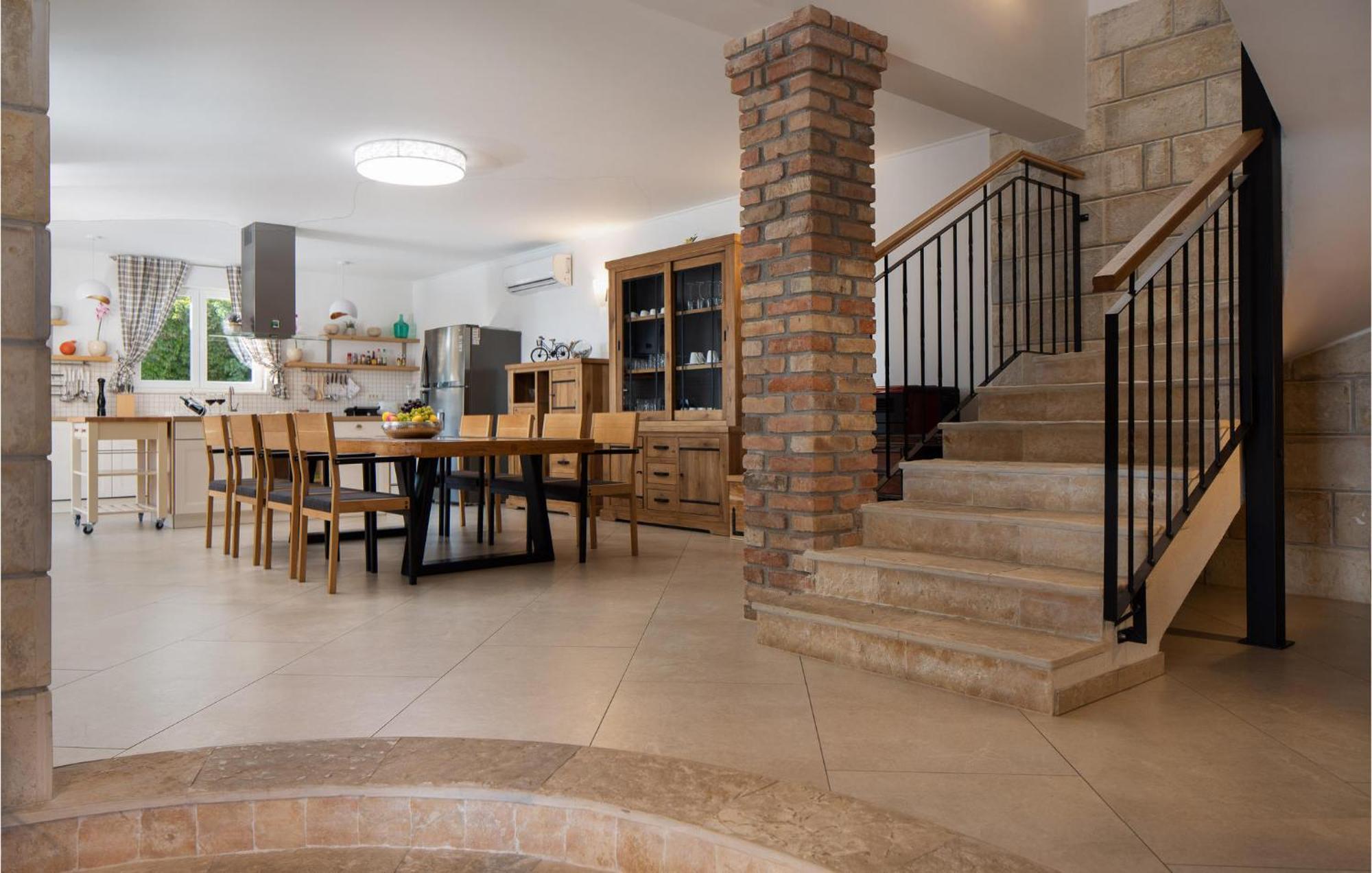 Cozy Home In Zrnovnica With Wifi Zewnętrze zdjęcie