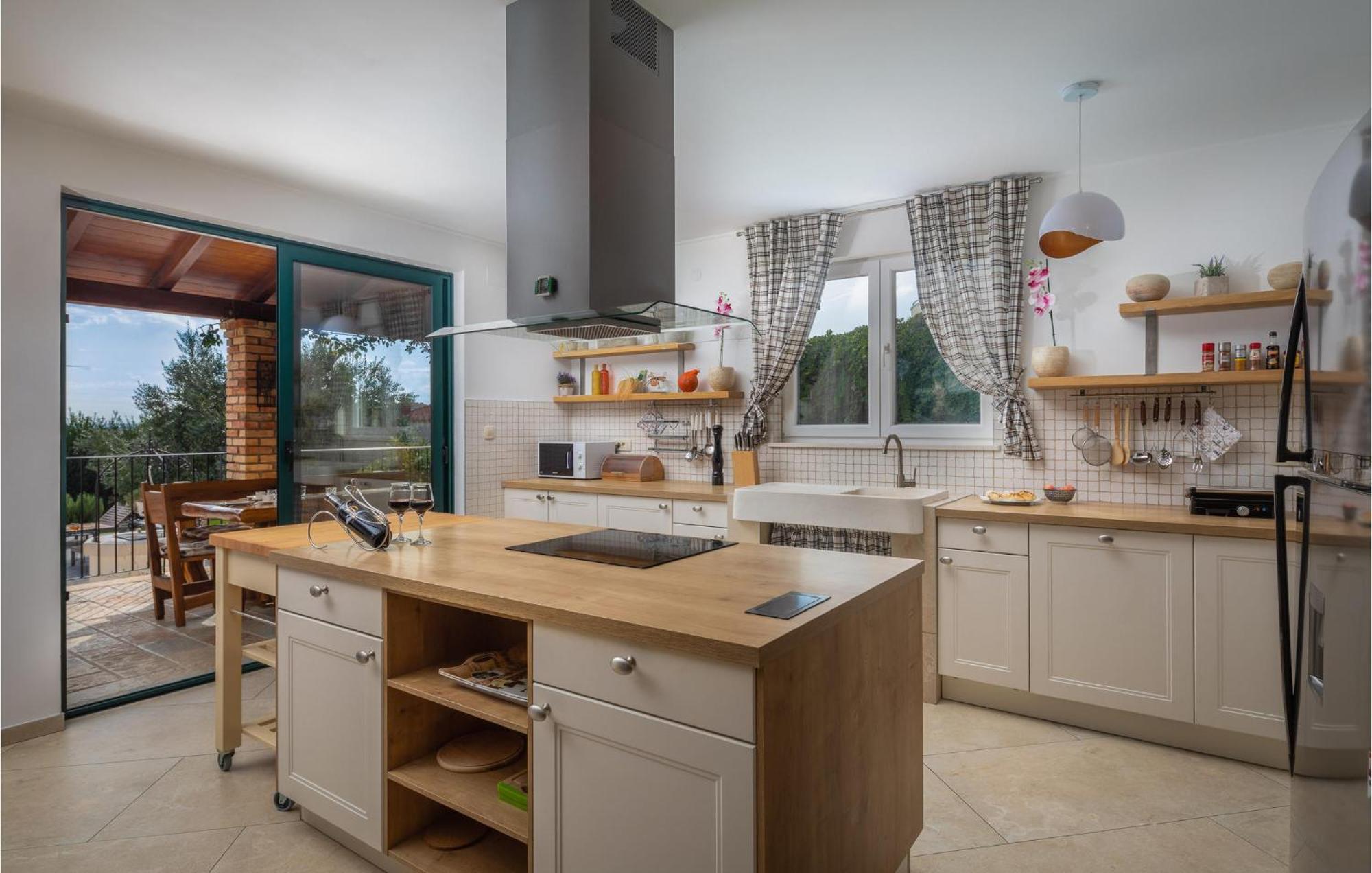 Cozy Home In Zrnovnica With Wifi Zewnętrze zdjęcie