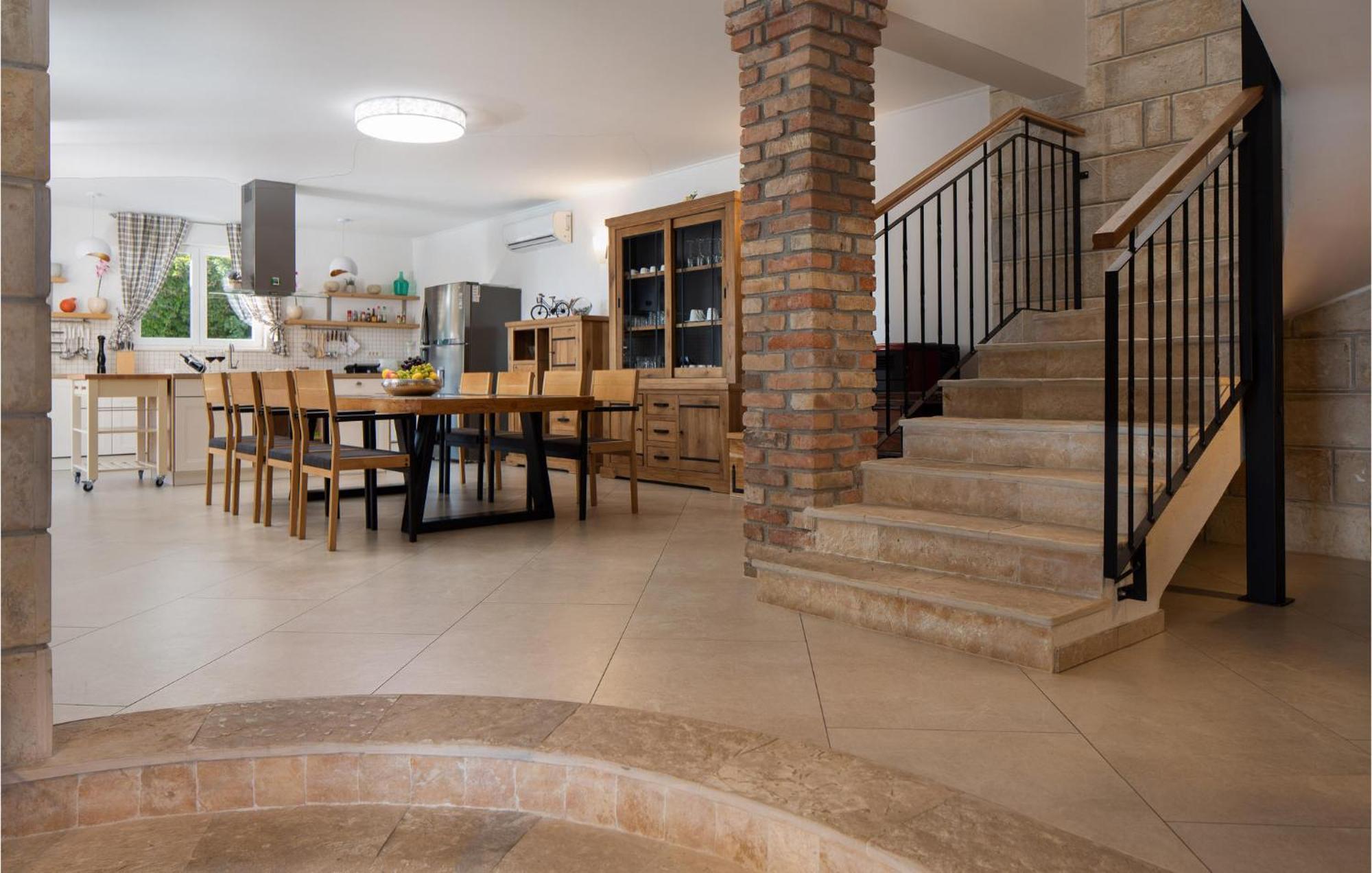 Cozy Home In Zrnovnica With Wifi Zewnętrze zdjęcie